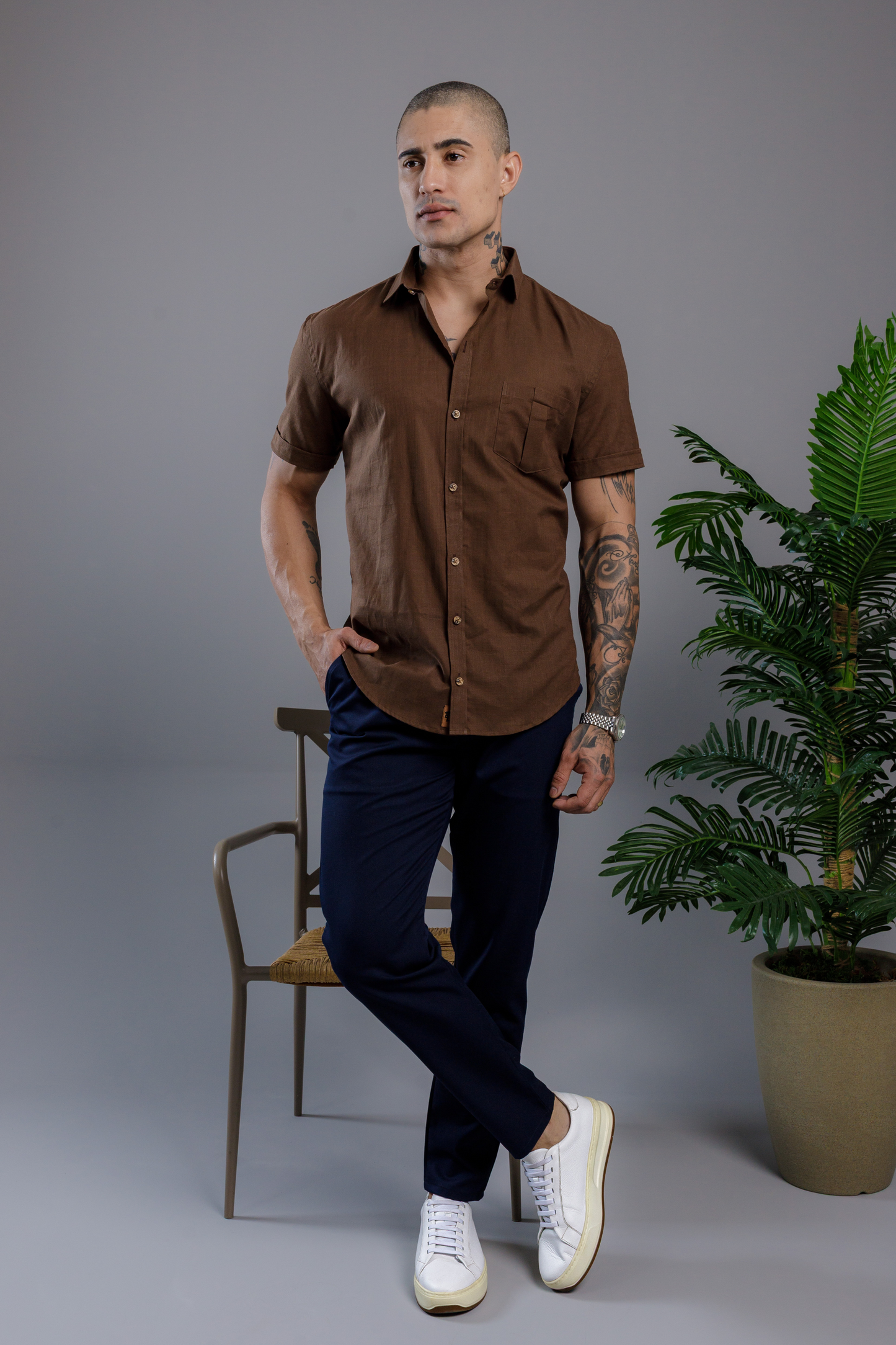 Camisa Vicenza Manga Curta Gola Tradicional Com Bolso Marrom