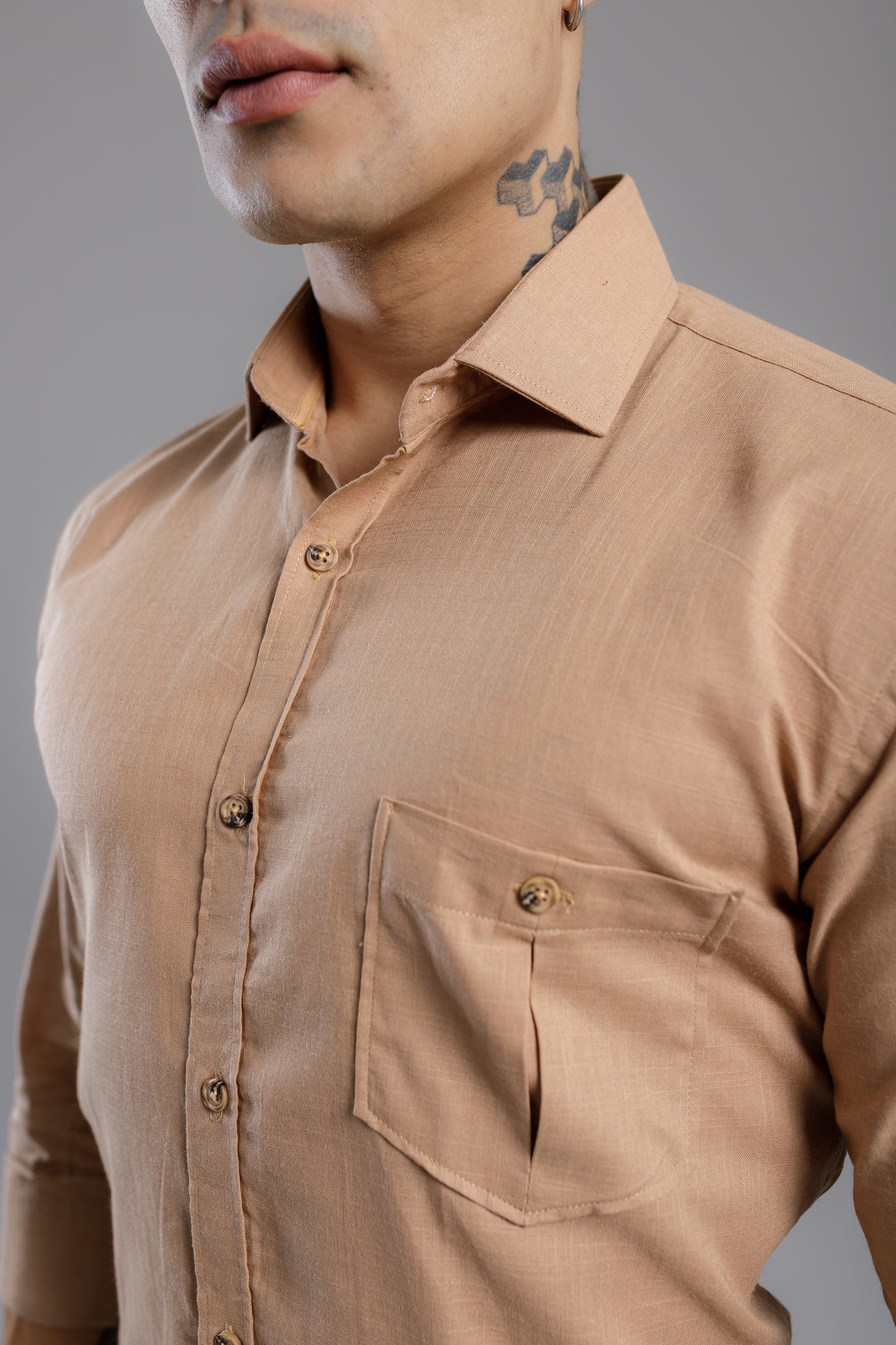 Camisa Vicenza Sentiero Manga Longa Linho Gola Tradicional Bege Pardo